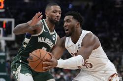 开云官方app入口-雄鹿击败开拓者，实现三连胜