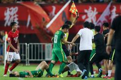 开云体育在线-双方球队在比赛中角逐激烈,胜负难分