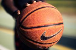 开云官网-独行侠击溃步行者，字母哥成为关键先生，一场定义季后赛格局的胜利