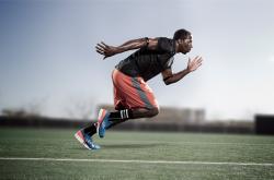 开云体育在线-赛道上的心跳时刻，塞恩斯统治全场，梅赛德斯险胜雷诺