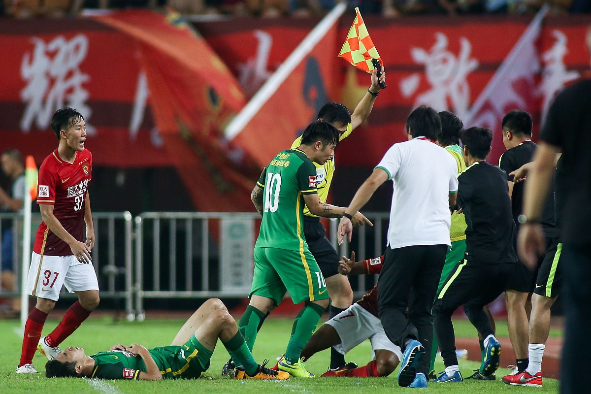 双方球队在比赛中角逐激烈,胜负难分 双方球队在比赛中角逐激烈,胜负难分