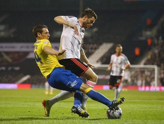 双方球队在比赛中角逐激烈,胜负难分 双方球队在比赛中角逐激烈,胜负难分