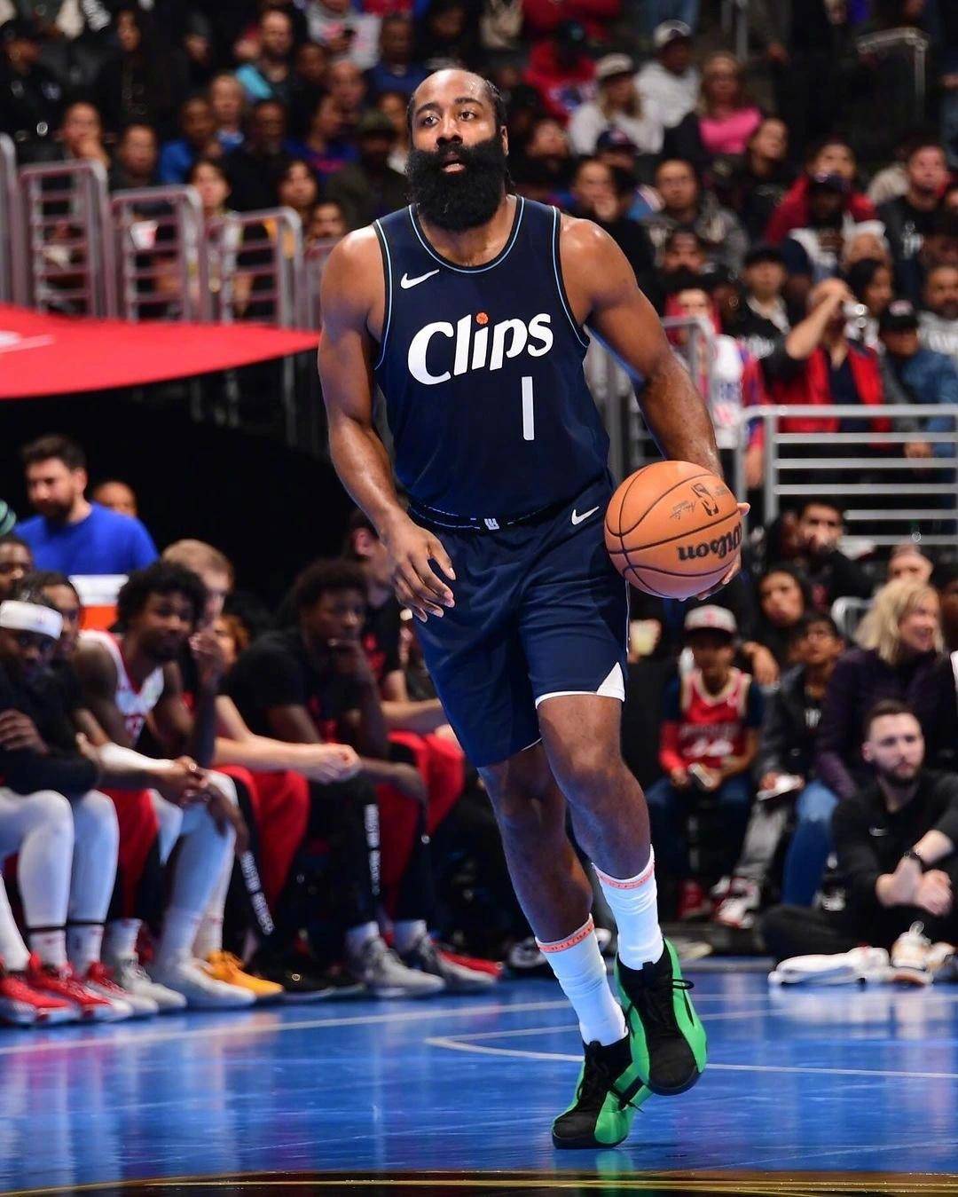 快船悍将全面爆发,助球队实现逆袭 快船悍将全面爆发,助球队实现逆袭