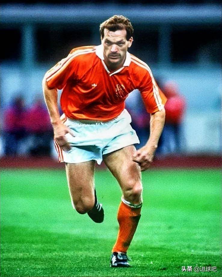 关于荷兰名将宣布退役，球坛一段传奇谢幕的信息