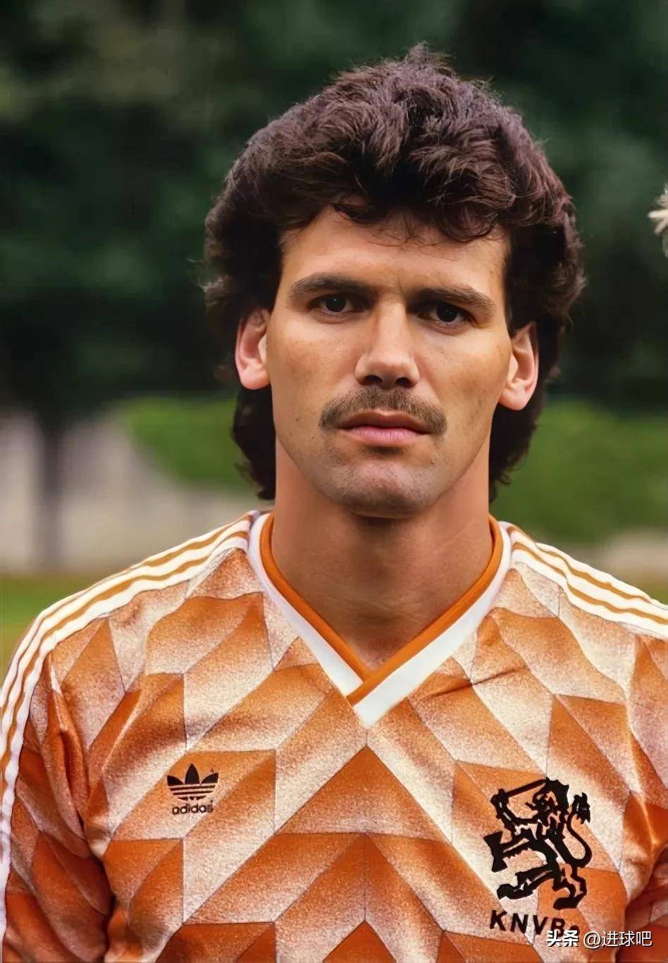 关于荷兰名将宣布退役，球坛一段传奇谢幕的信息
