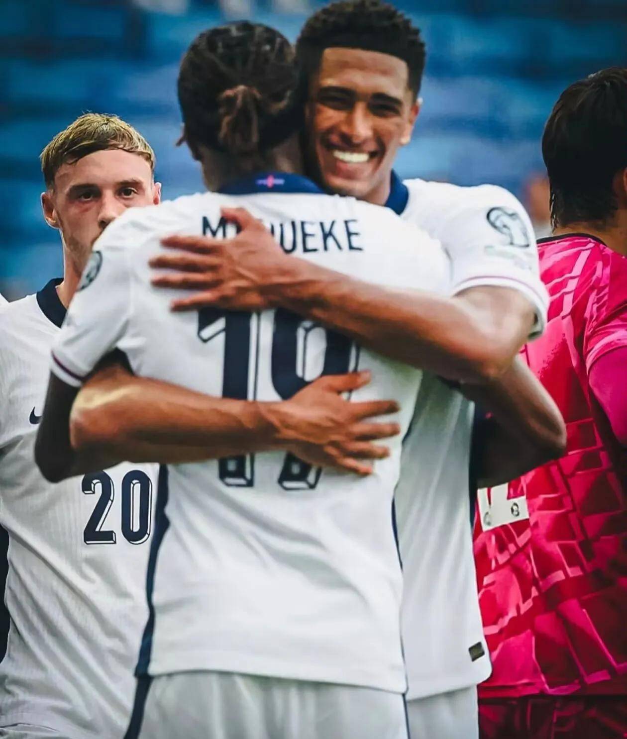 包含英格兰队连克对手，晋级前景看涨的词条