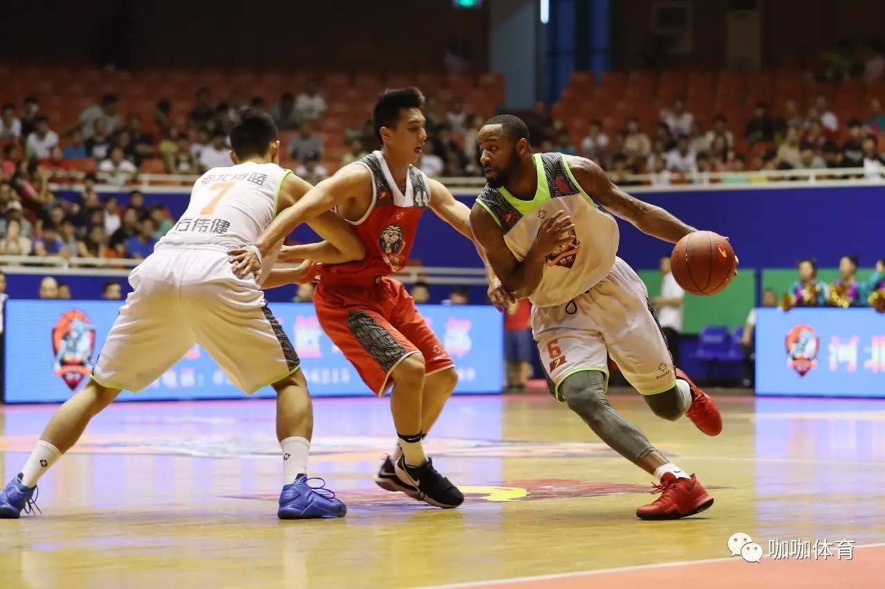 湖南男篮成功击败河北队,取得胜利 湖南男篮成功击败河北队,取得胜利