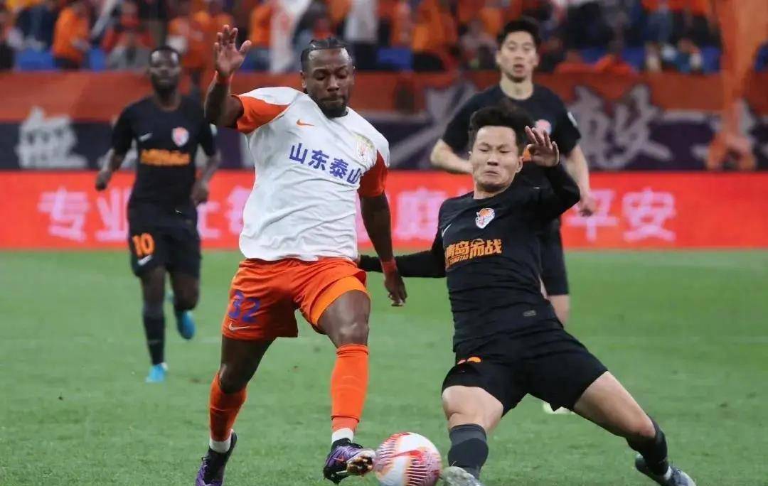 豪门球队巅峰对决，比赛激烈升级引人关注