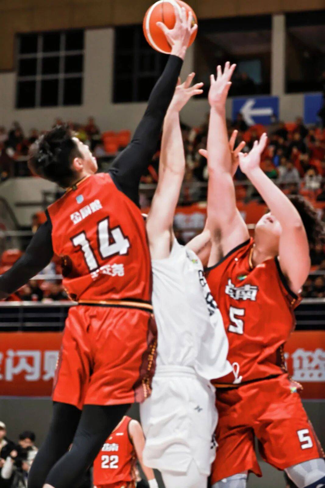 强强对决！球员们在重要比赛中展现出色技巧