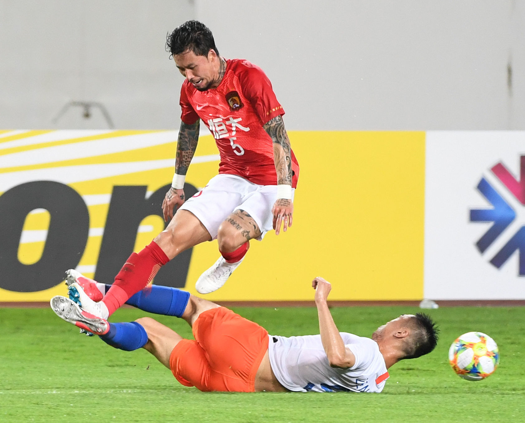 强强对决！球员们在重要比赛中展现出色技巧